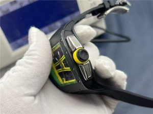 ZF新品理查德米勒RM061碳纤维镂空腕表：极致工艺下的非凡体验插图3