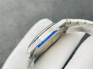 ZF复刻的爱彼皇家橡树系列15202IP烟熏蓝珠光面腕表颜色很正插图5