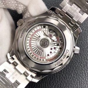 VS厂欧米伽海马300M黑盘做工如何（VS海马8800机芯摆轮位置上有没有小螺丝）插图9
