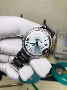 AF卡地亚蓝气球33尺寸冰蓝面值得入手吗？（AF卡地亚蓝气球冰蓝表面测评）插图2