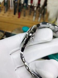AF卡地亚蓝气球33尺寸冰蓝面值得入手吗？（AF卡地亚蓝气球冰蓝表面测评）插图5