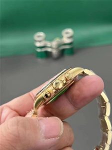 C厂绿金迪4130机芯该如何辨别真正对版？插图3
