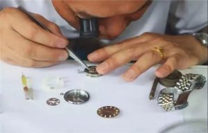 石英手表换电池：自行更换还是求助专业人士？插图1