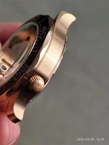 VS工厂欧米茄复刻表海马300：青铜金与勃根地红的传奇融合插图2